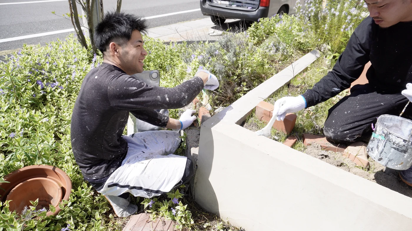 一つひとつ丁寧に作業する本高塗装の職人